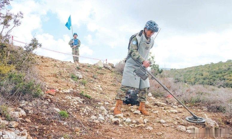 我是一个兵  【强军早报 】军事早知道1、隆冬时节，陆军某边防连组织官兵巡逻。2