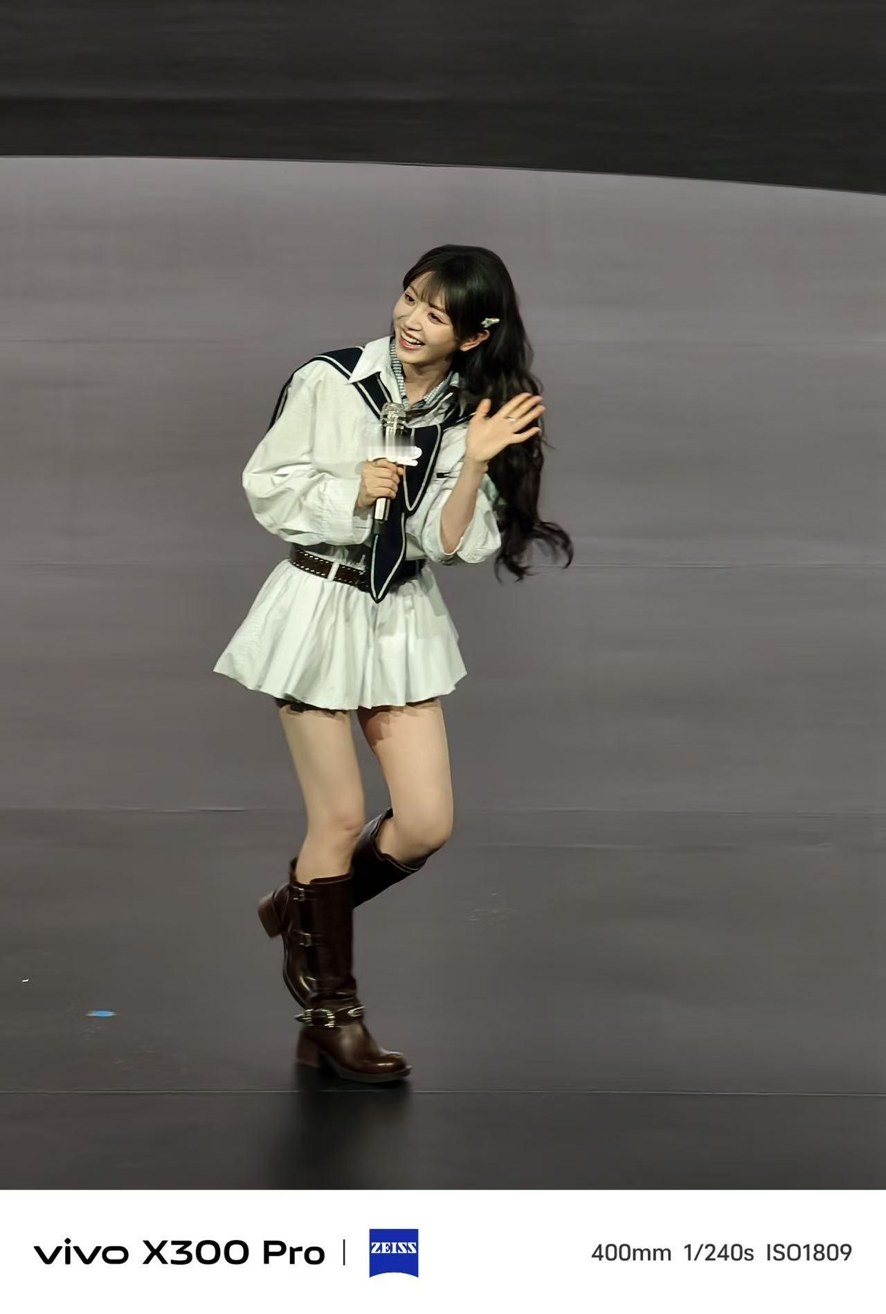 还是vivo会玩！
本以为就是一个简单开场秀。
没想到直接让田曦薇介绍起了S50