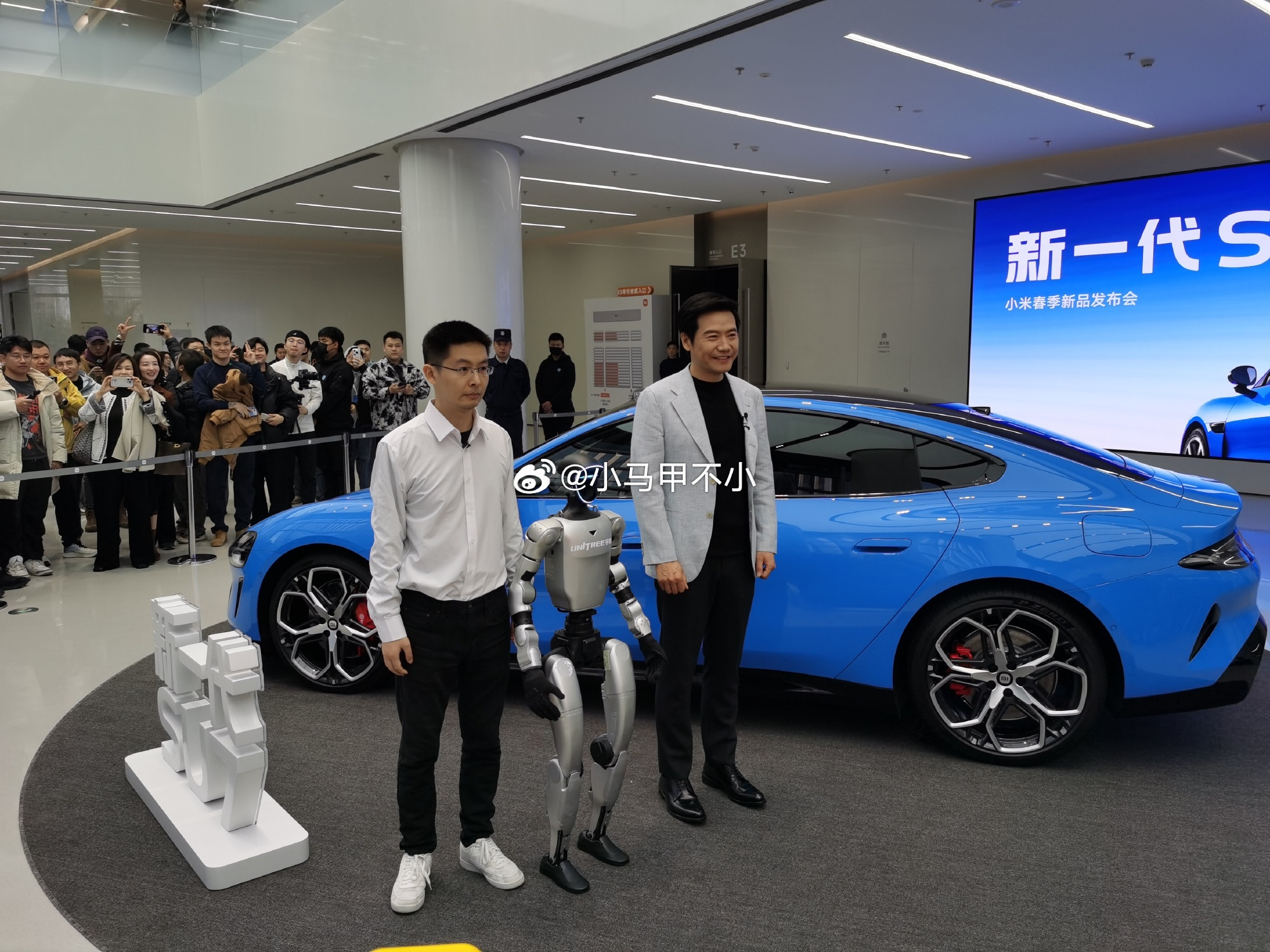 今晚小米发布会前，宇树科技创始人王兴兴带着最新机器人到场为新一代SU7站台。现场
