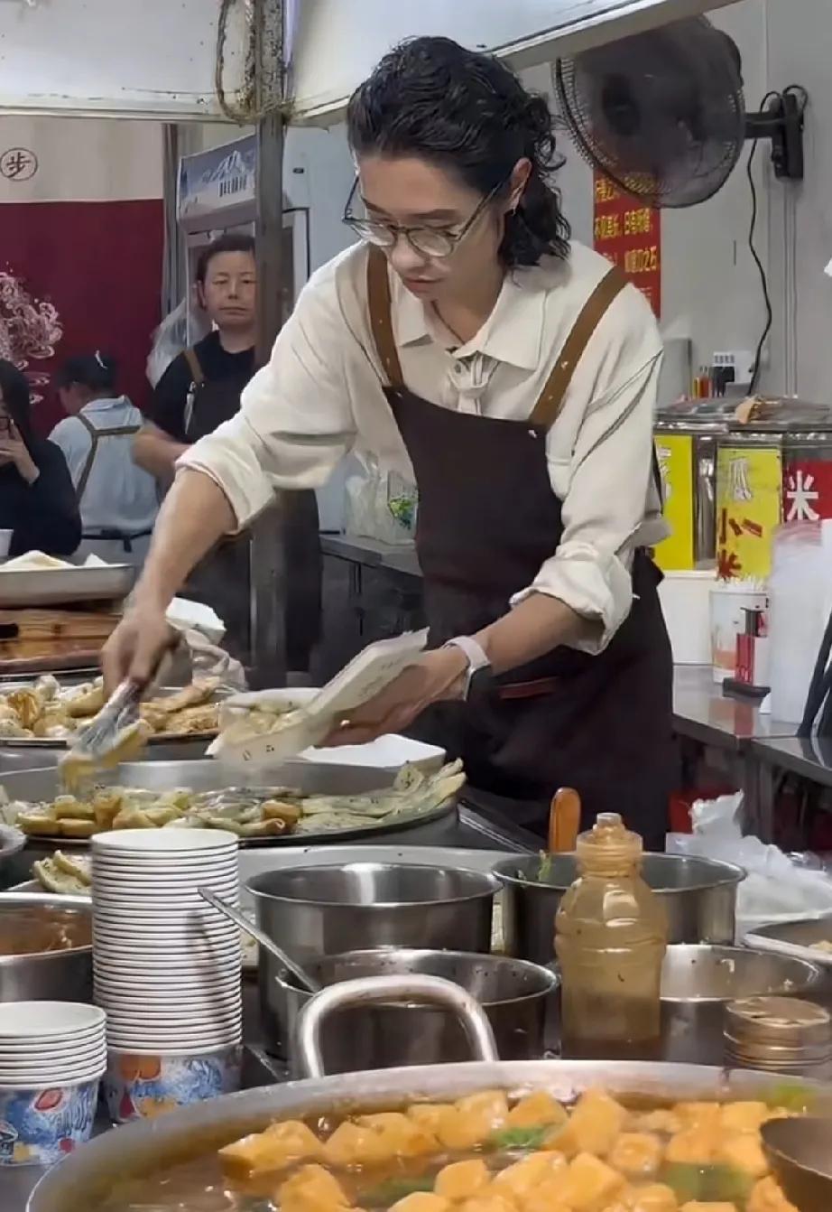 李行亮因为《再见爱人》被抵制，之前都是失业状态，现在被偶遇，大家都在猜是什么情况