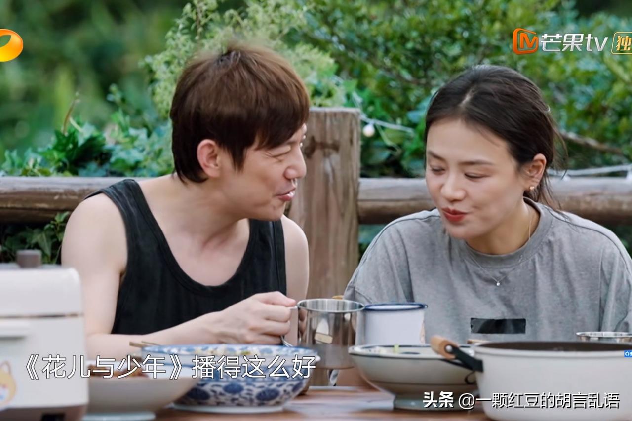 何老师和马思纯碰杯，说：“恭喜啊，花少播得那么好！”然后又转向一边，和辛芷蕾碰杯