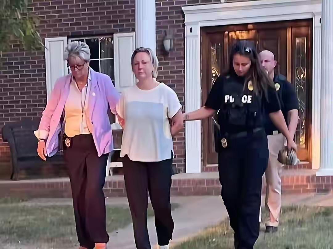 美国田纳西州这名女教师阿丽莎·麦克科姆被判25年监禁一点都不冤。她在担任教师期间