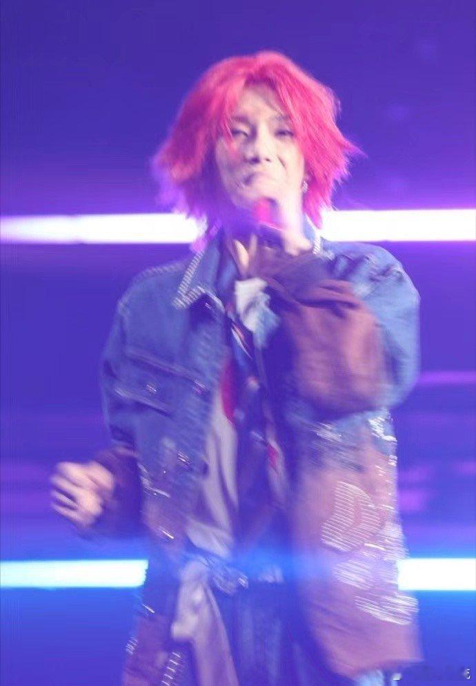 华晨宇20米高空站桩直播在这个让人腿软的高度，他还能轻松自如地唱歌，气息稳得一批