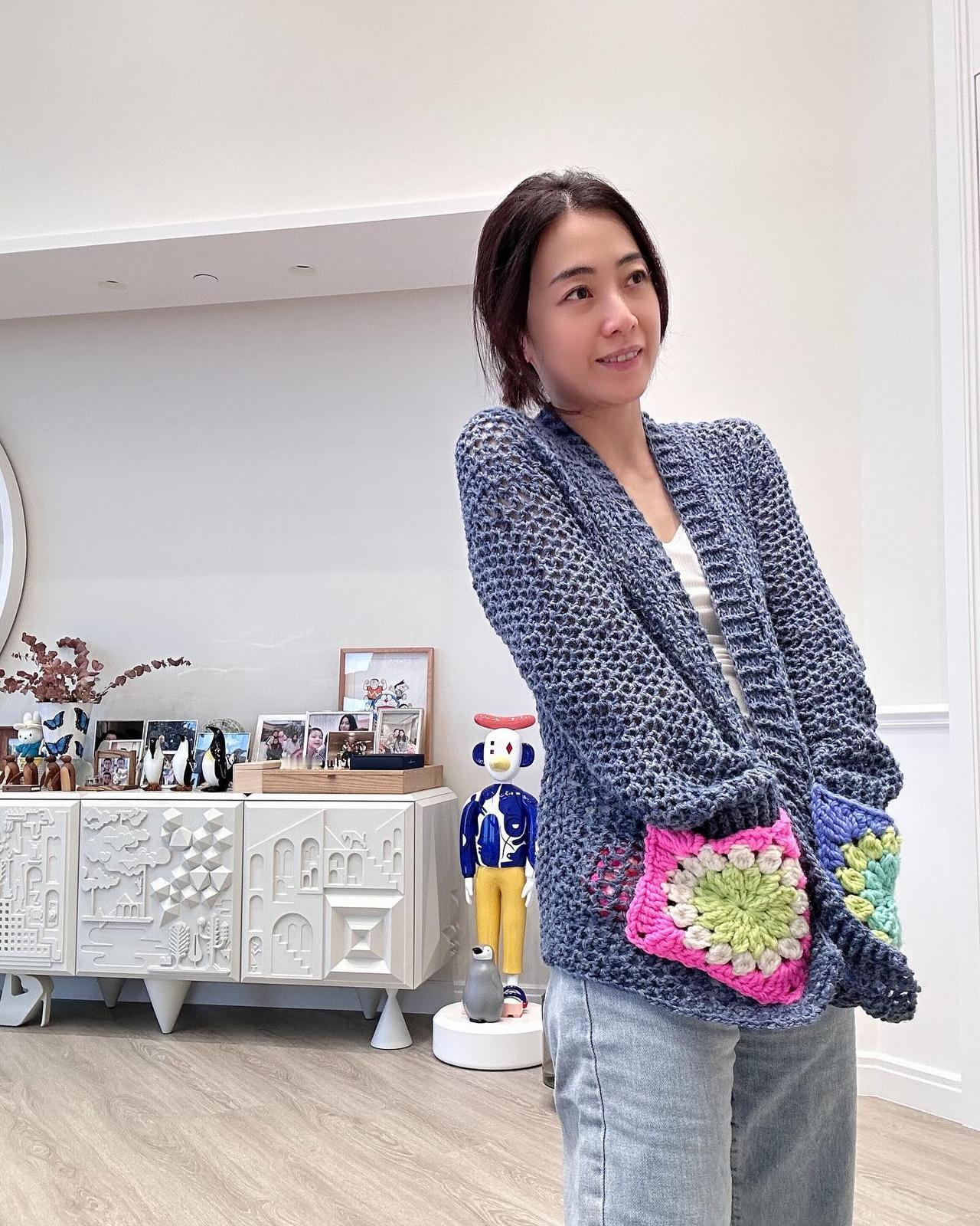 目前香港女首富的生活近照，看起来她平时得衣着都很朴素，她今年才45岁，这个女人运