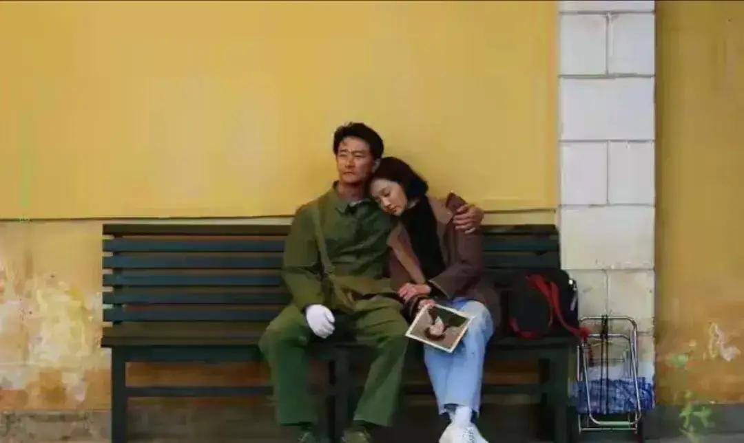 《芳华》里刘峰摆摊、郝淑雯嫁高干的命运，现在换剧本了？但这个数据扎心：2023中