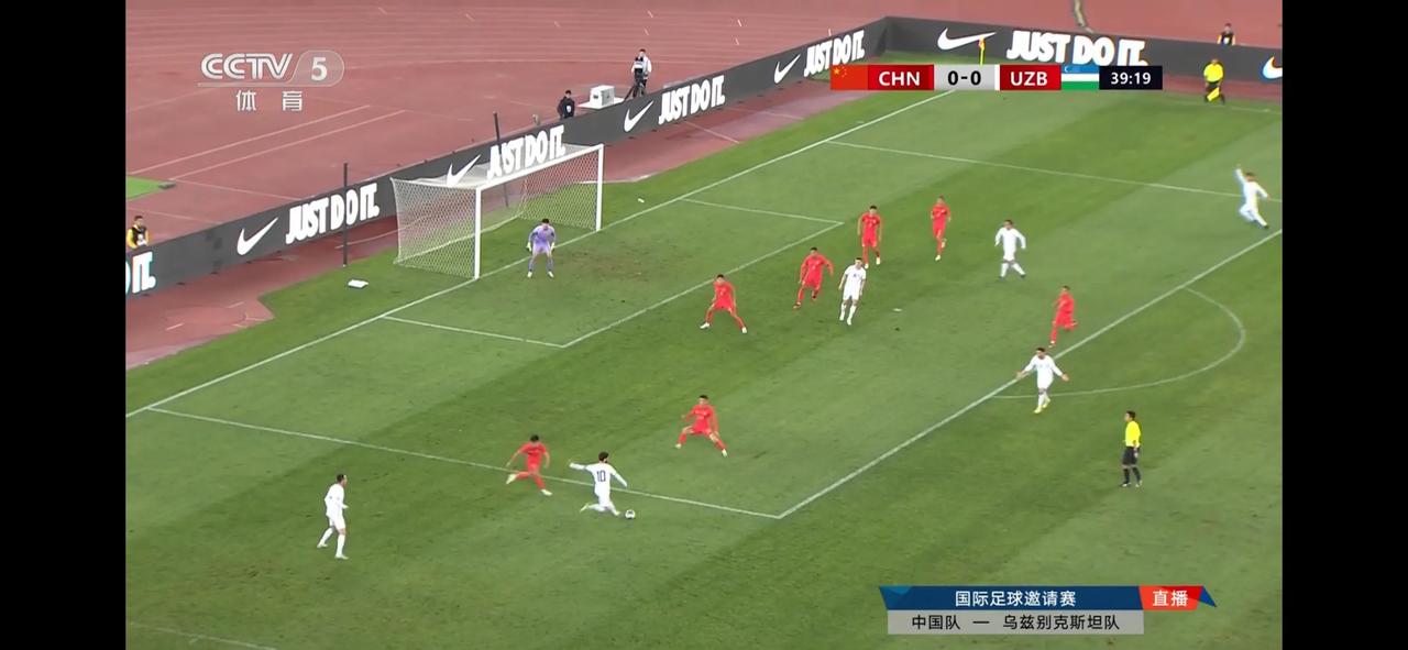 国足全场被乌兹别克斯坦围在半场围殴，这场面真的难看！不过幸运的是暂时还没有丢球，