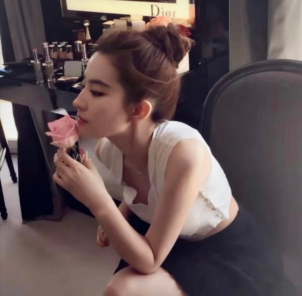 刘亦菲  顺其自然地老去吧，只要心灵不衰老，年龄不会造成我的困扰。所有的年纪都是