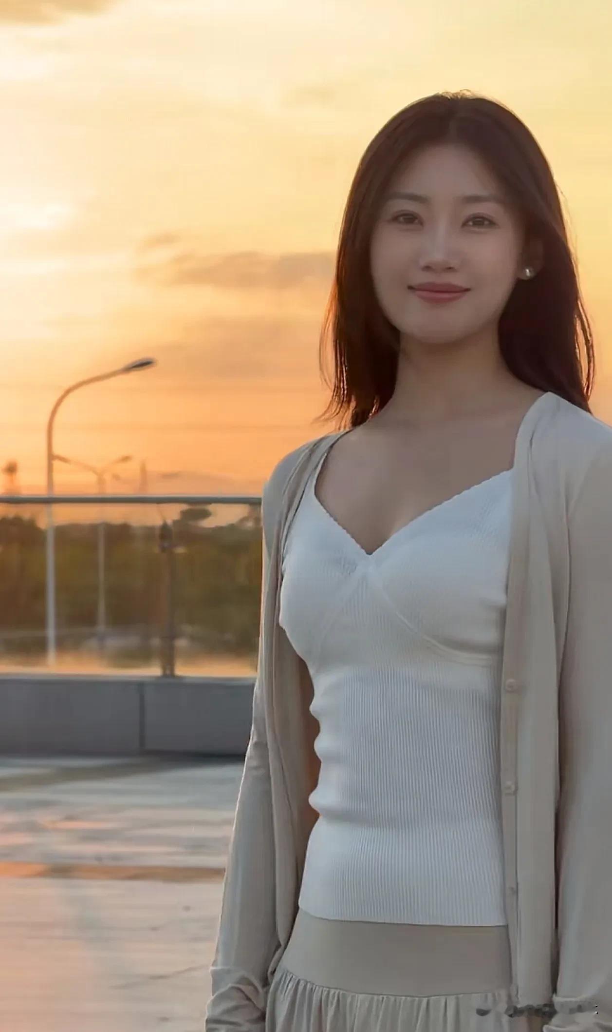 晚霞与海风撞个满怀  
追着落日余晖奔跑，  
浪花轻吻脚踝，发丝扬起自由弧度。