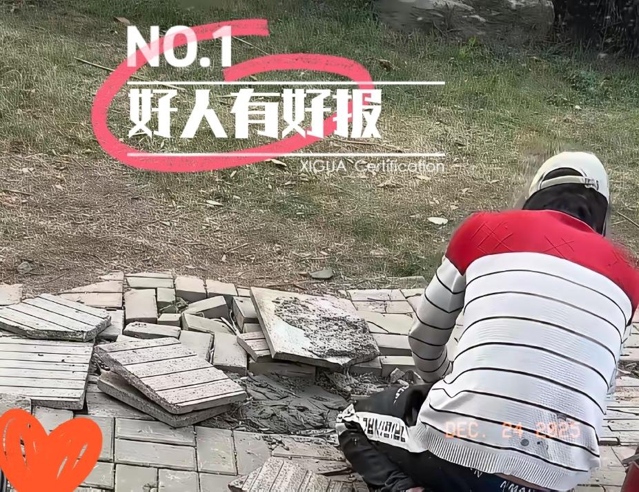 电动车突然急刹，老公丢下老婆拎着水泥灰就跑，这波操作真让人摸不着头脑！
 
原来