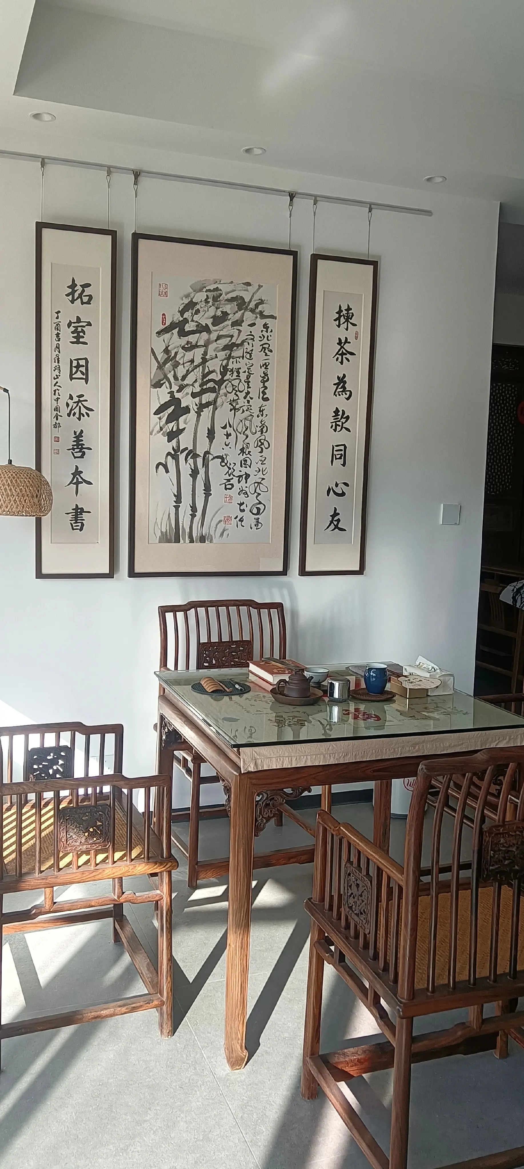 在仁书院挂满父亲的画。父亲没有给孩子们留下金山银山，却给我们留下了最珍...