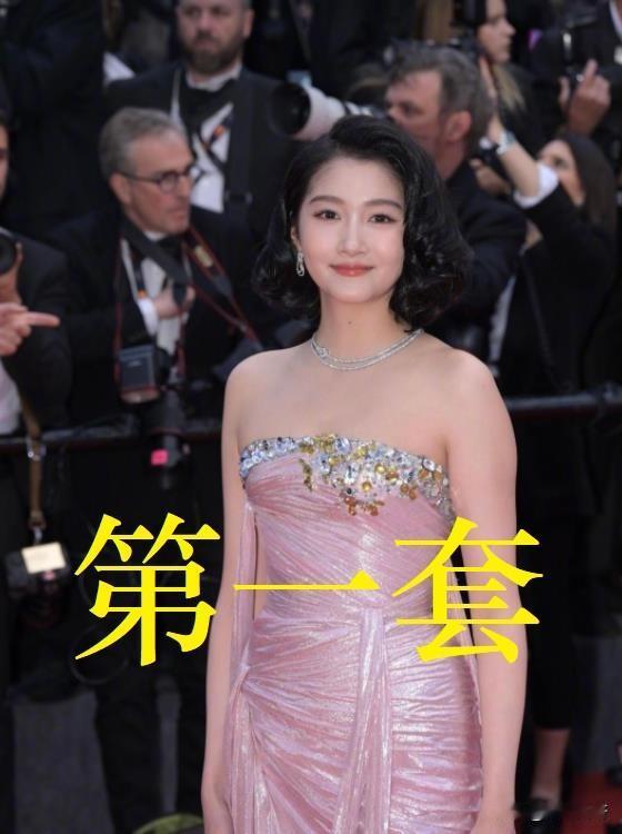 事实证明，女明星的美也要靠靓装！26岁关晓彤露脸戛纳红毯，第一套粉色礼服妆造显壮