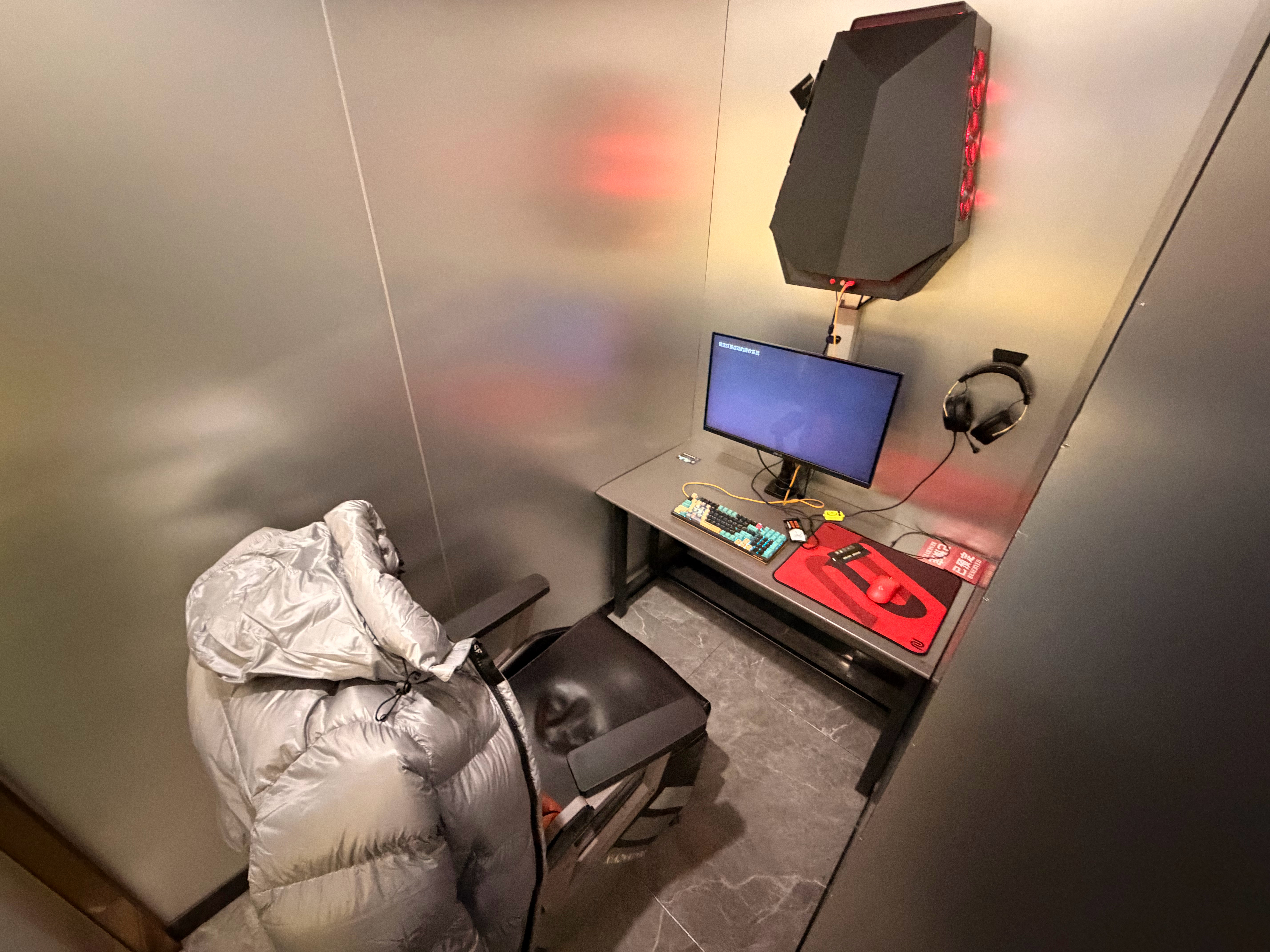 现在网吧有点舒服，小单间一坐点个麦麦，愉快的一晚 