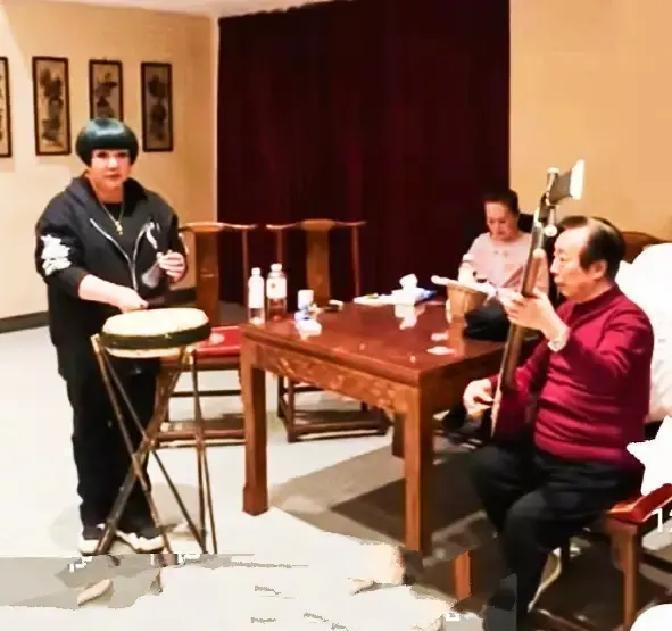 30万真丝墙只给相声听
 
王惠到上海那天，新剧场刚擦完最后一遍玻璃。3D灯还没