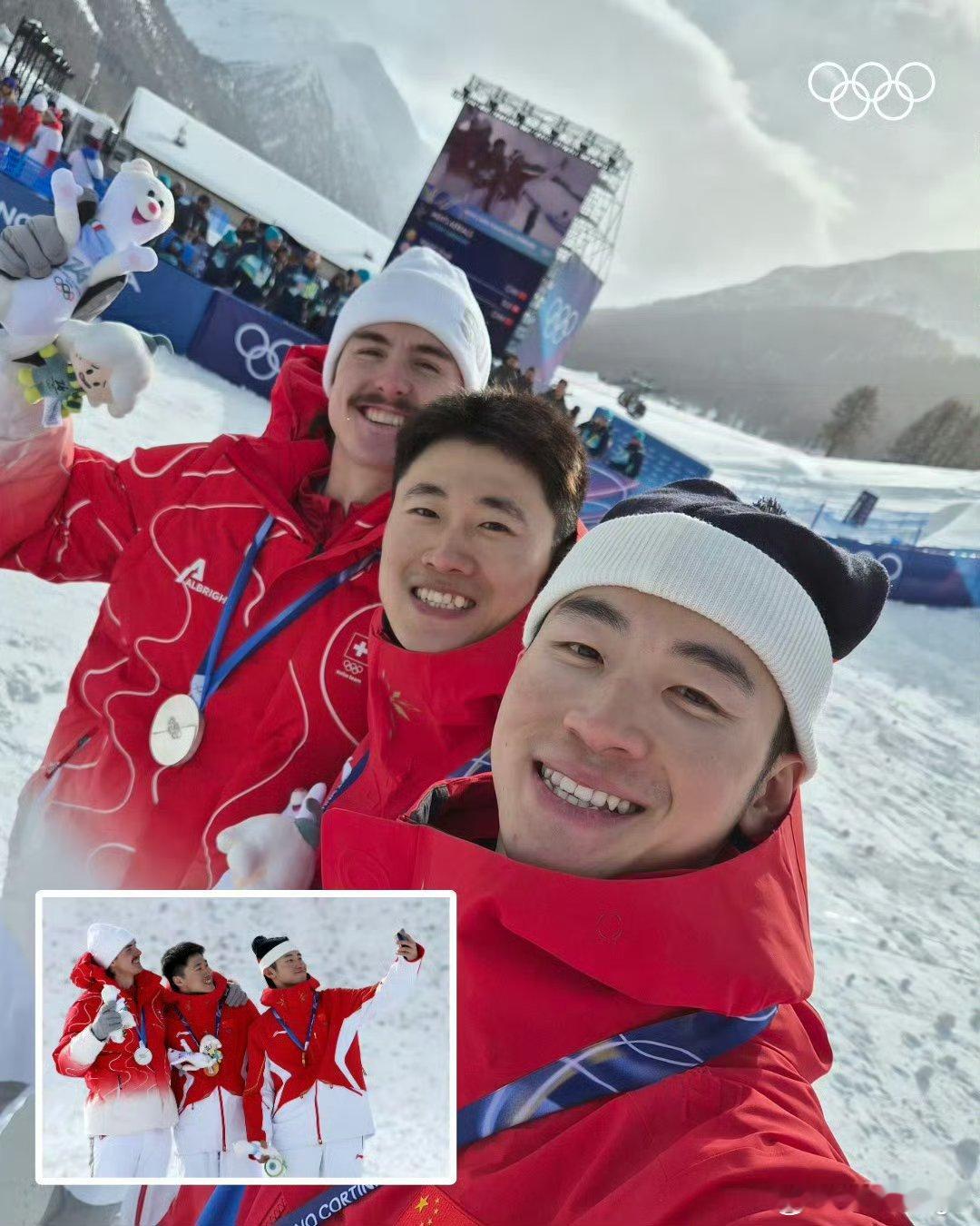 王心迪李天马领奖台自拍来自自由式滑雪空中技巧赛场的领奖台自拍，为冰雪健儿点赞🏅