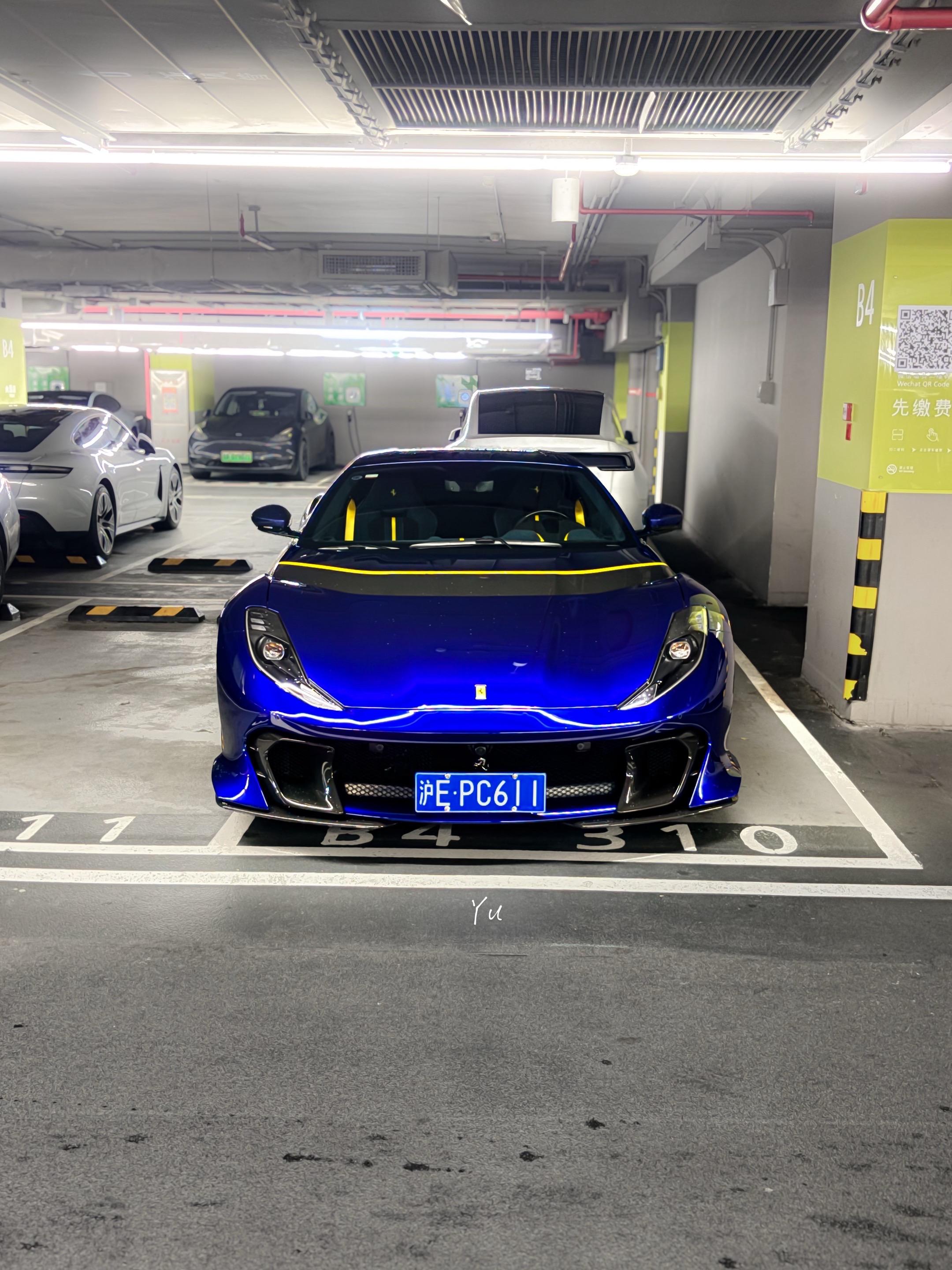 暴雨中的一抹蓝-，出现在广州街头的一台猛兽！