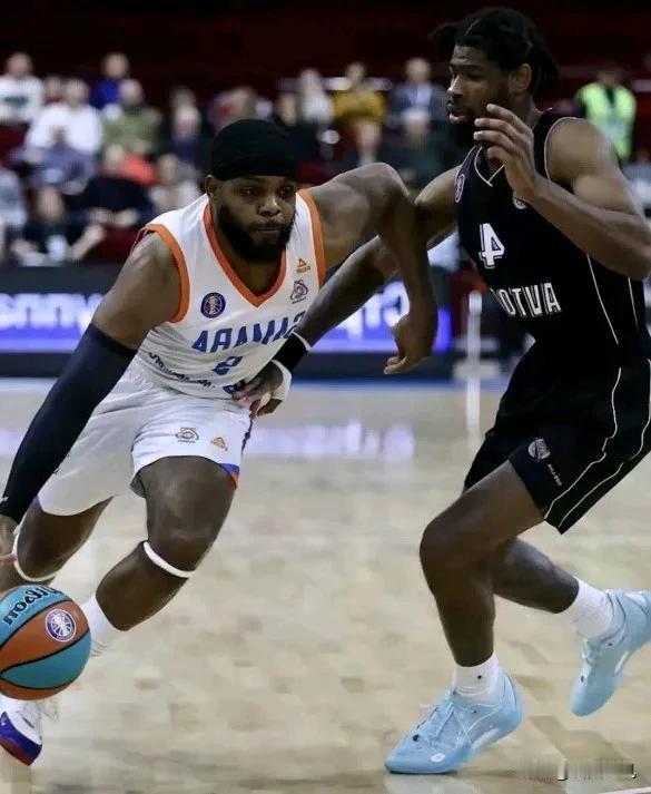 山西汾酒男篮新外援马科斯-奈特与球队汇合。今天晚上，有山西汾酒男篮球迷在汾酒体育