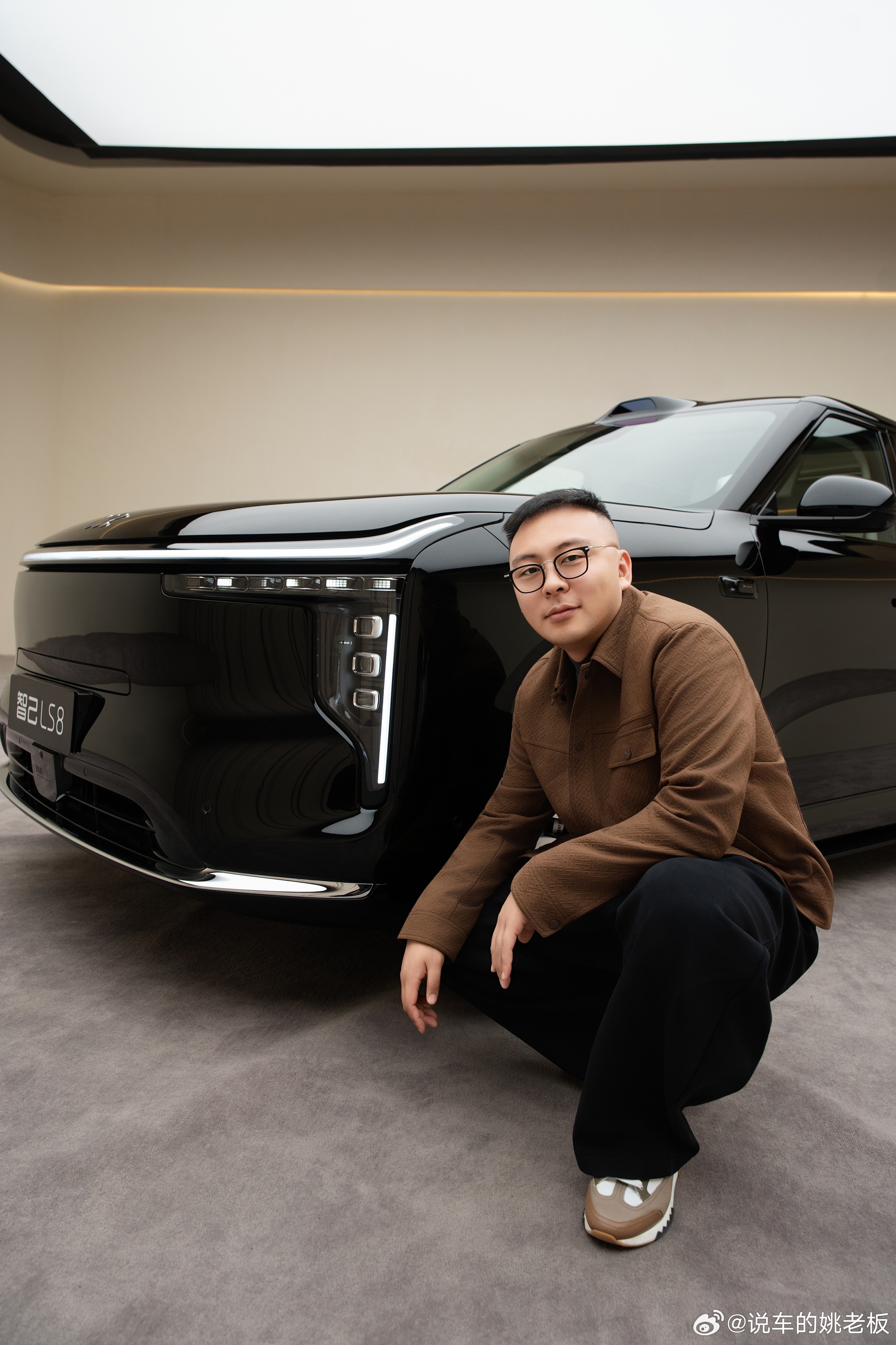 智己LS8预售发布定档3月26日  前几天去看了实车，在我看来，30万以内很让人