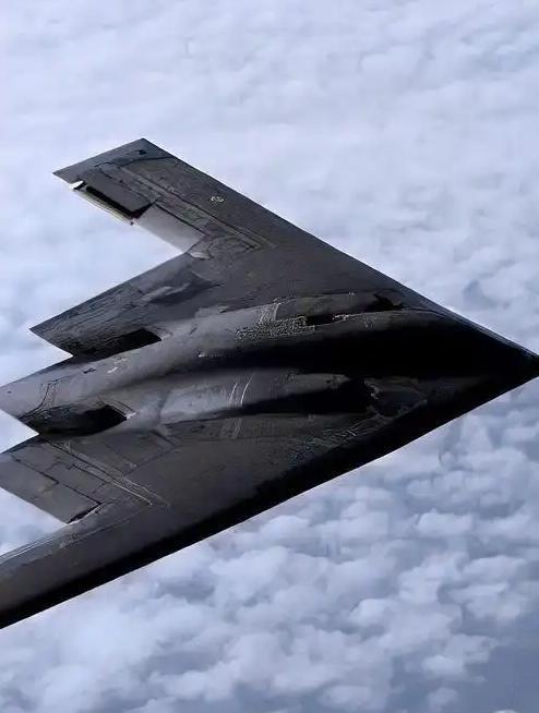 当7架B-2轰炸机在100多架护航机配合下空袭伊朗的消息传开，有人说“中国这下该