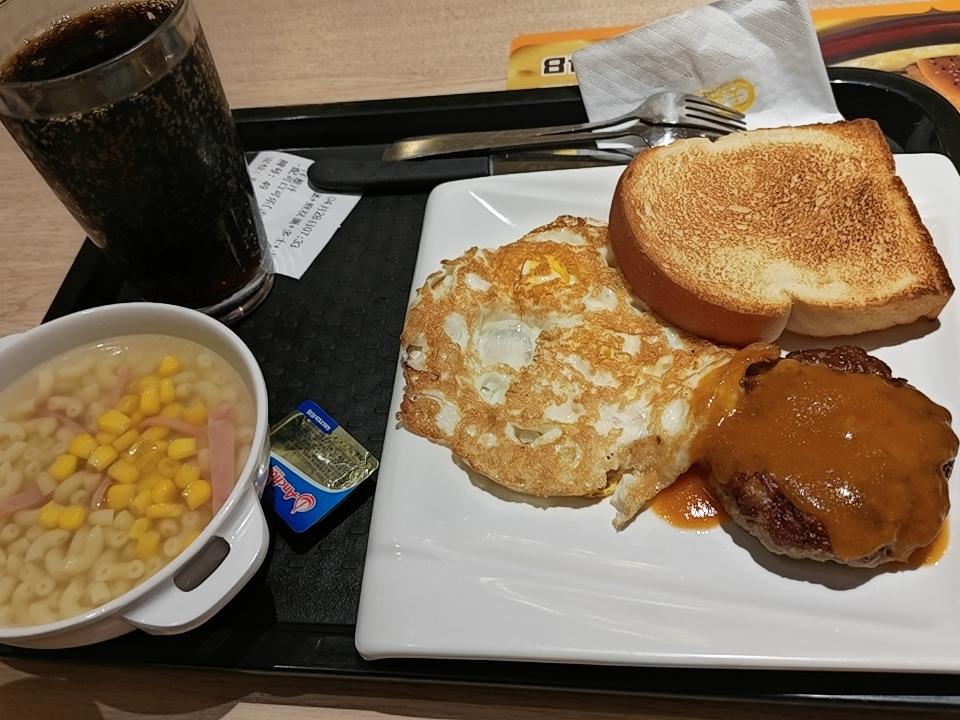 清早起床，听着外面的早鸟鸣叫，闻着桂花的香气，我来到一家早餐店细细的品尝着美味的