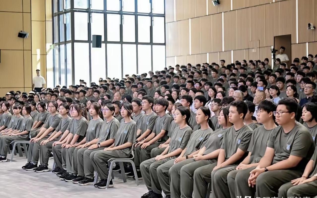格力技工学校大概率是军事化管理了。你看在开学第一课上，学生们都坐得超级板正，而且