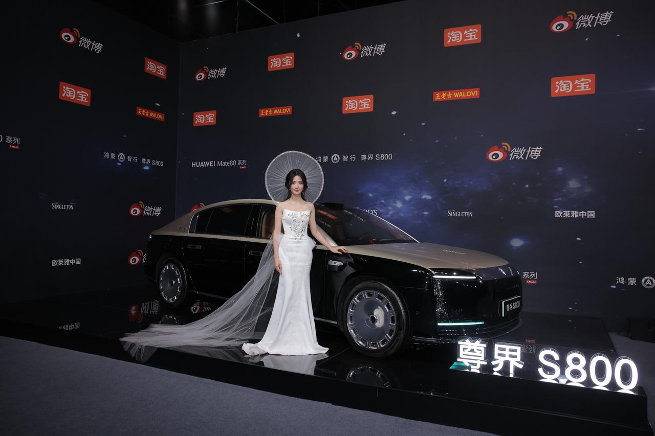 微博之夜灯光璀璨，明星云集，而大家的目光不仅被明星吸引，也关注到了另一个特殊的“