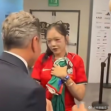 遭歧视韩国女球迷被赠签名球衣这个女博主长得挺可爱的。 