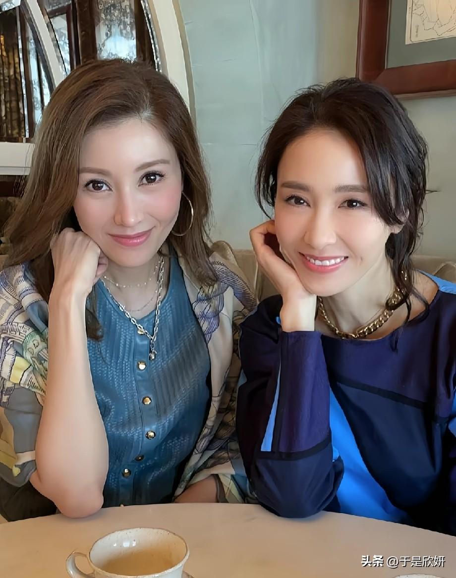 李嘉欣黎姿闺蜜下午茶同框，两大港坛女神合体，状态惊艳时光
 
李嘉欣在社交平台晒