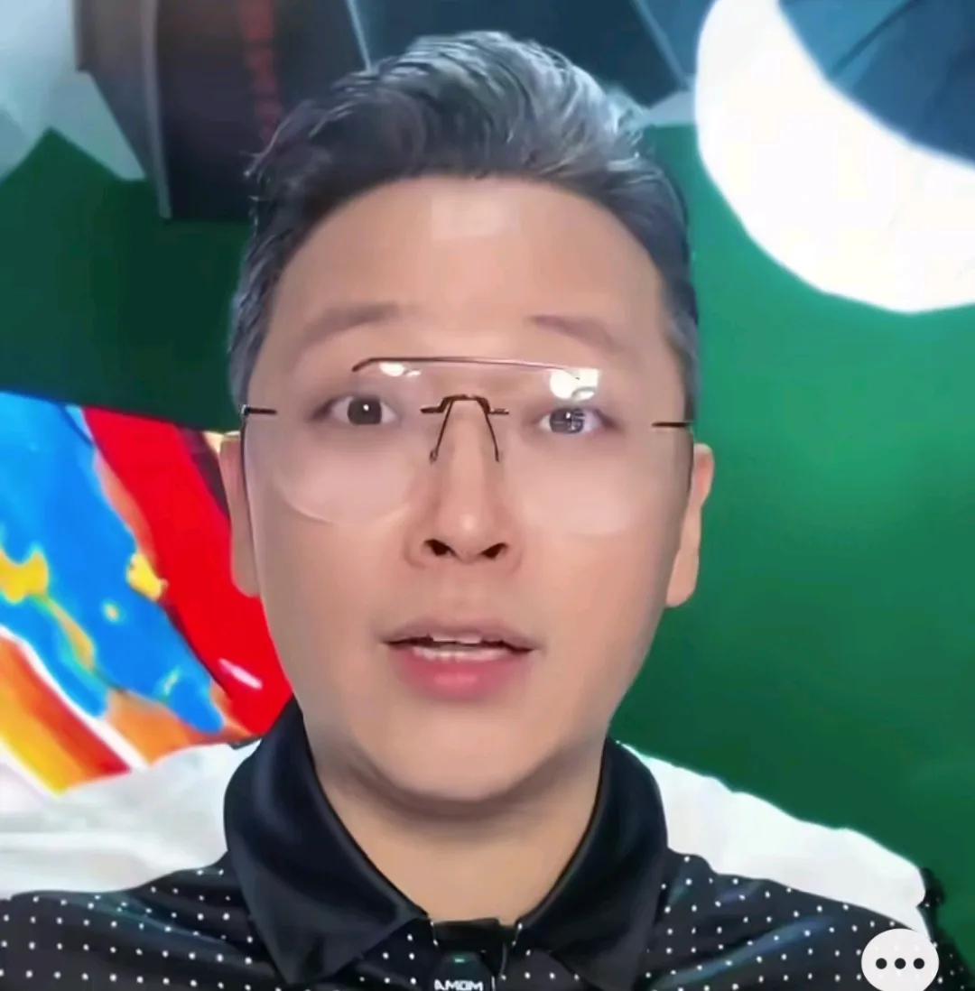 解说员周亮表示，基于两个原因，上海海港不会放成都蓉城轻易夺冠。
在一场直播中，解