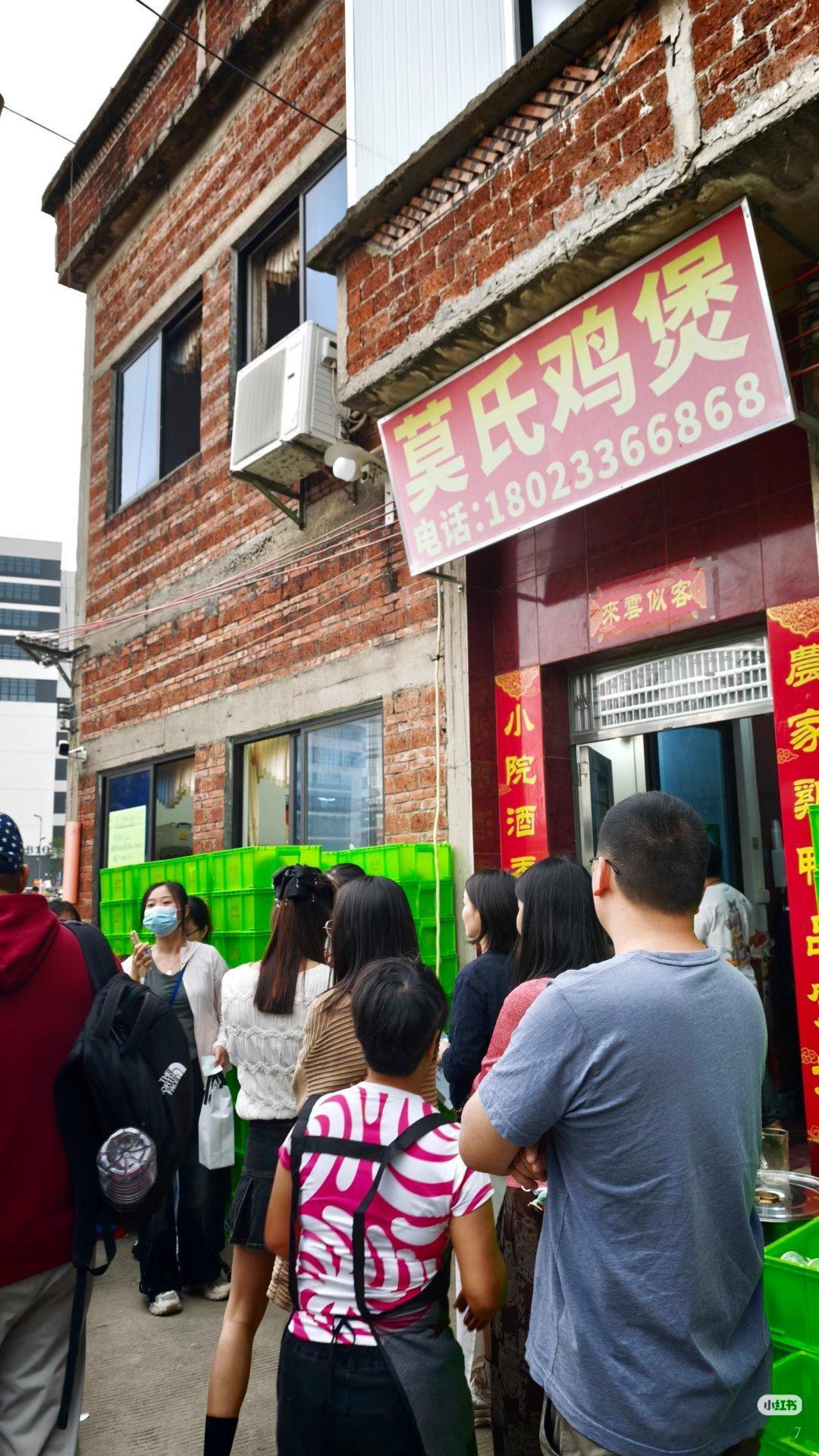 莫氏鸡煲要卖汤底药包了说鸡都是他自己养的，现在突然这么火，他的活鸡库存有那么多吗