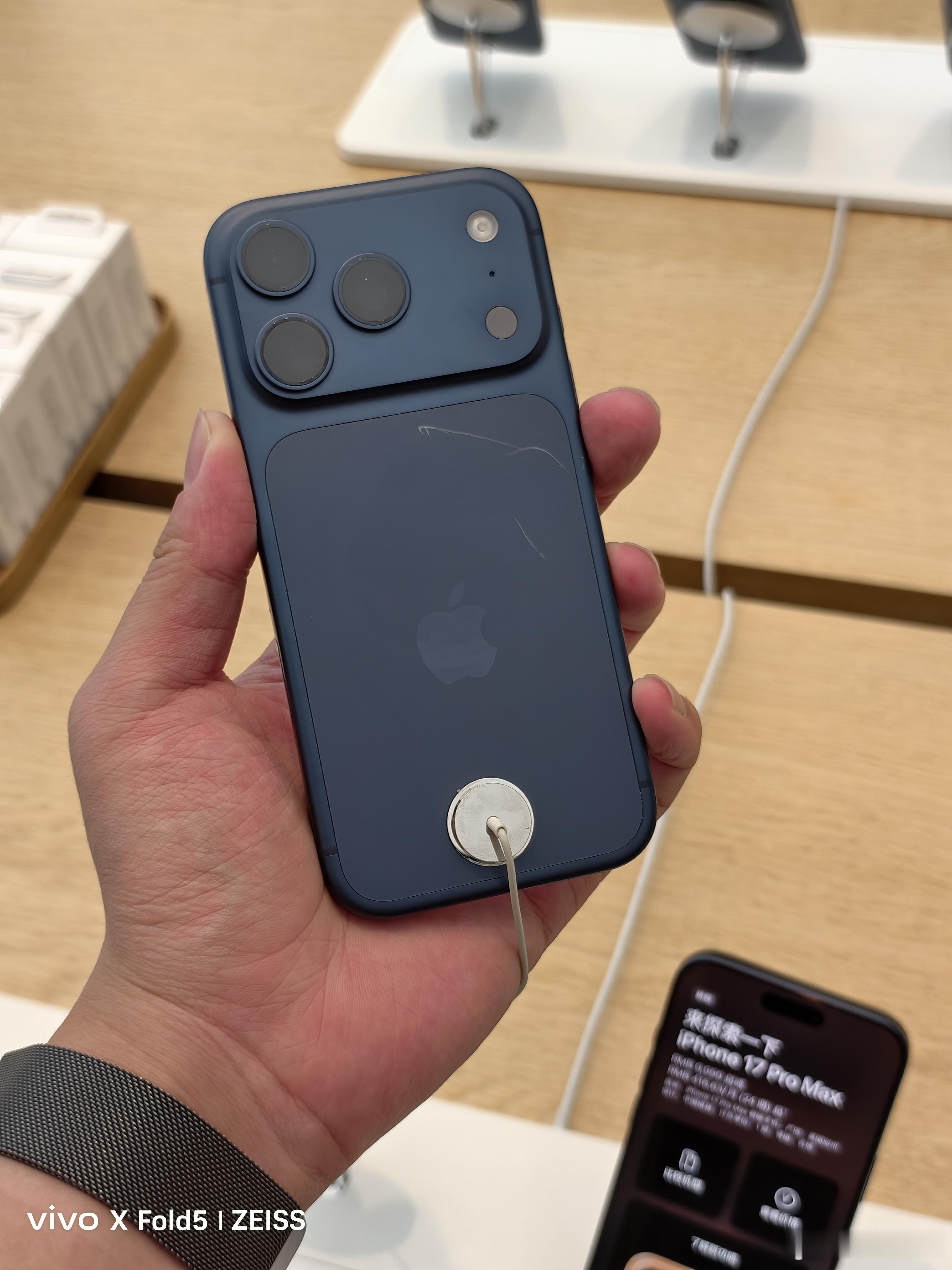 iPhone17Pro线下展出真机已满身划痕今天早上去Apple Store拍的