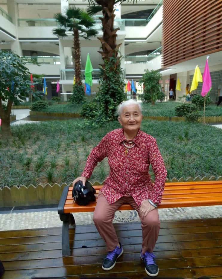 我就是一直纳闷？这是为什么？

在我妈家的冰箱里，食物被划成了两个“世界”。子女