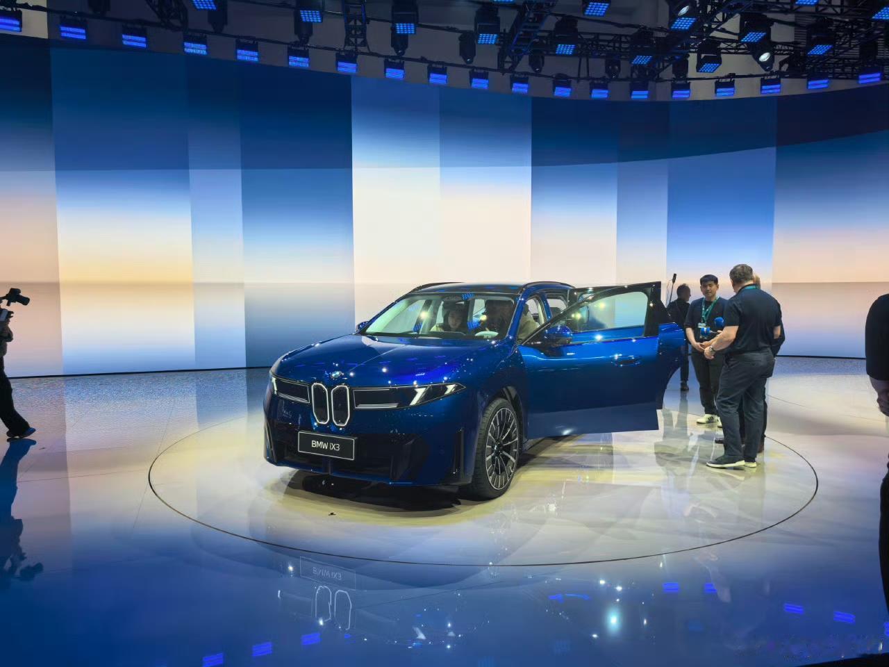 2026北京国际车展上，宝马集团带着满满的诚意，用16款首秀车型撑起了展台的超高