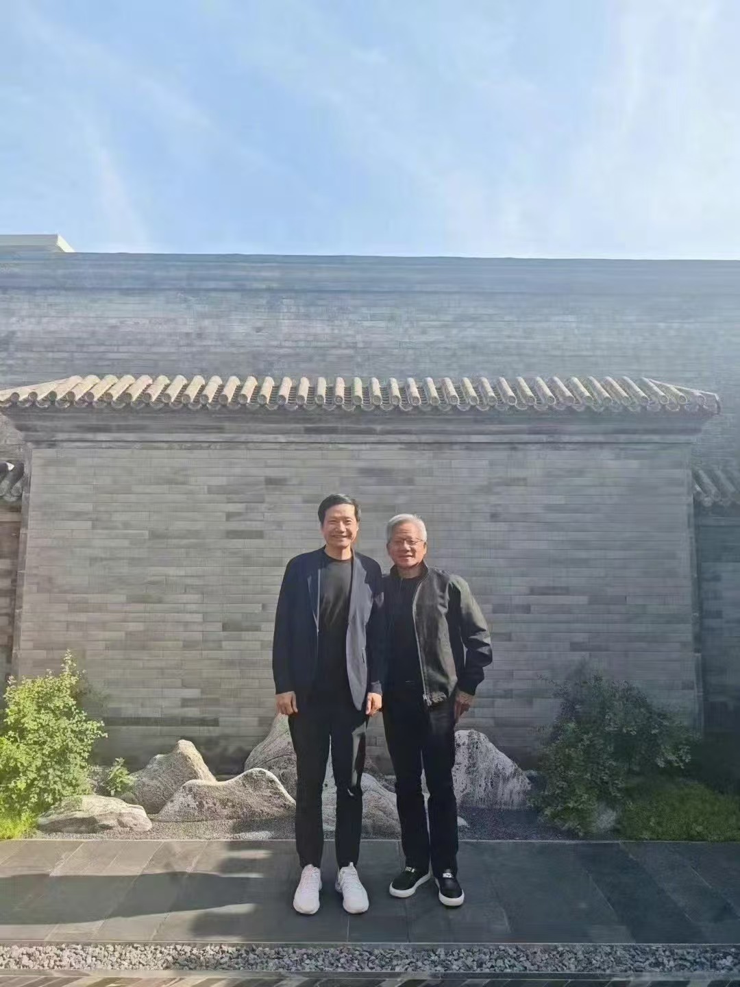 我就一个问题，为啥他俩穿的这么厚[疑问]英伟达回应黄仁勋雷军合照 ​​​