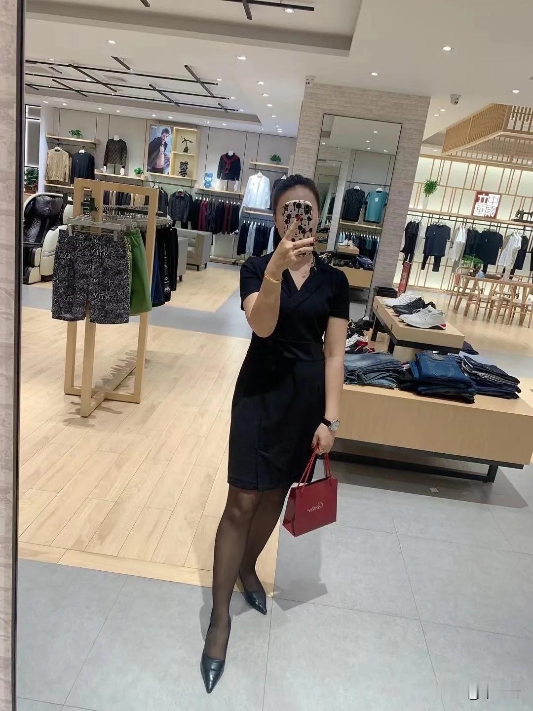 有没有一张随手拍是你的满意之作今晚的活动就以这套造型亮相[奸笑]