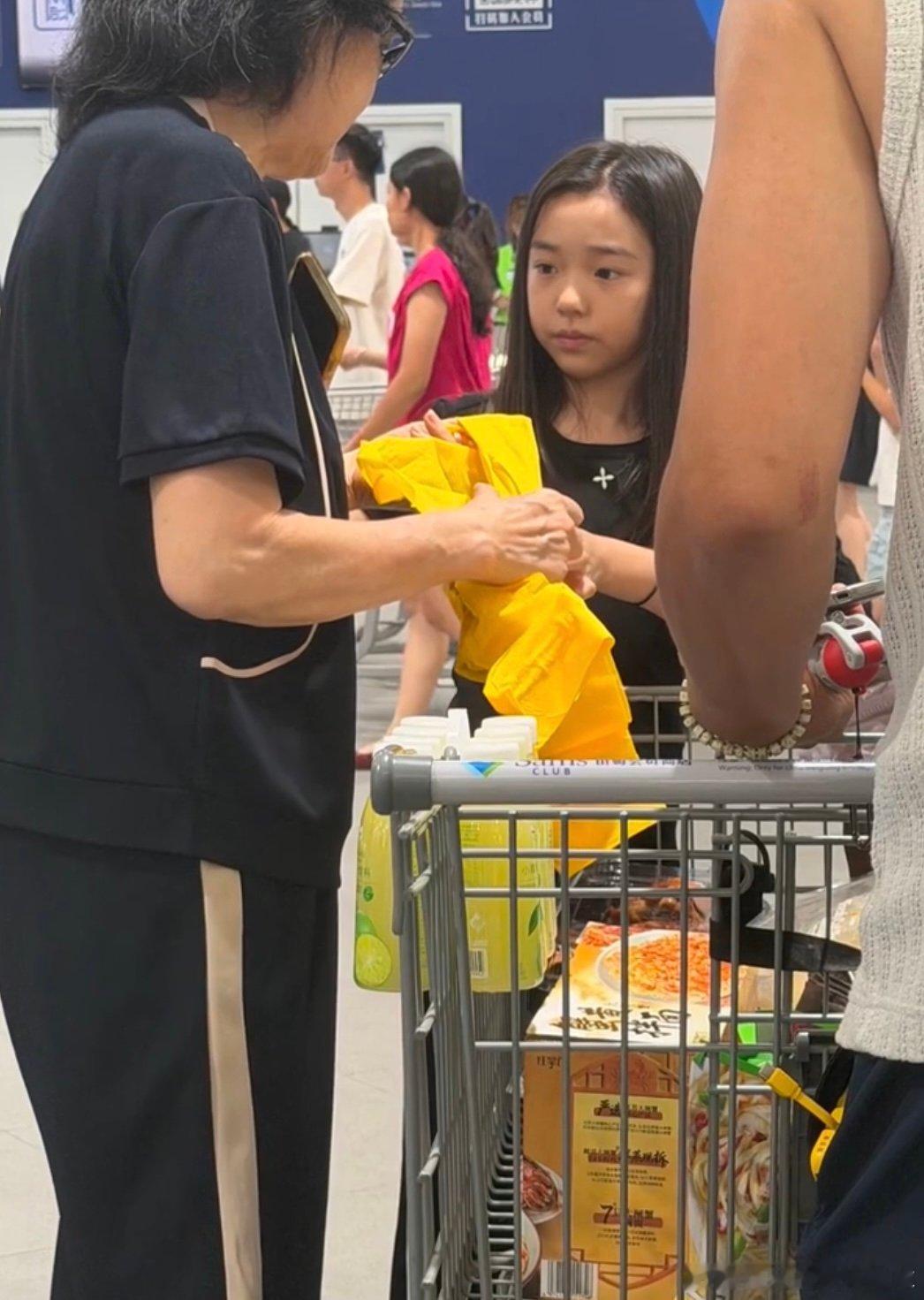 小酒窝与爸爸奶奶逛超市偶遇小酒窝陪爸爸奶奶逛超市逛超市偶遇小酒窝，别的娃坐等投喂