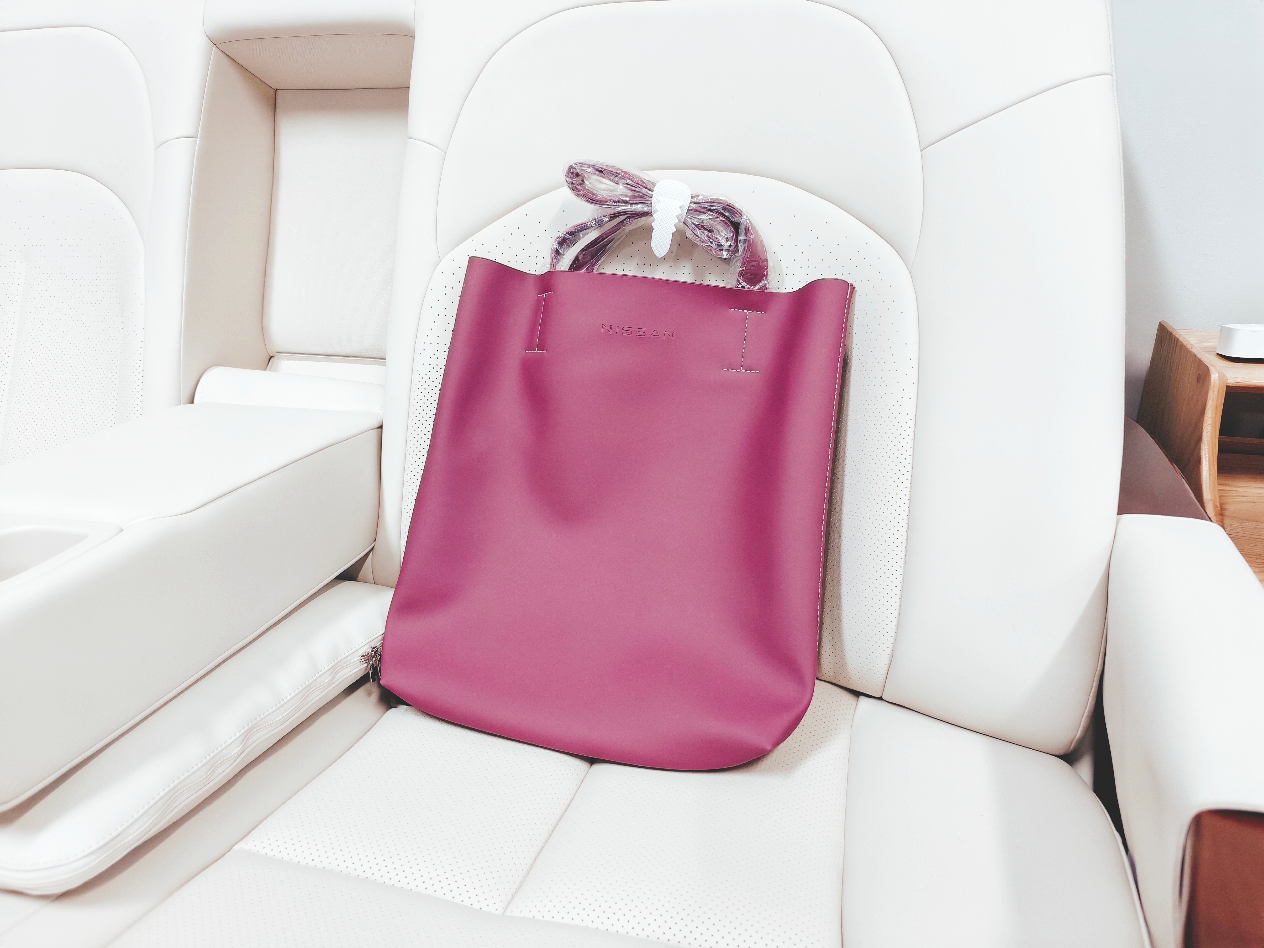 日产 N6 上了一个新内饰，官方叫「大紫大红」。这个颜色相比黑灰色系，观感更贴近