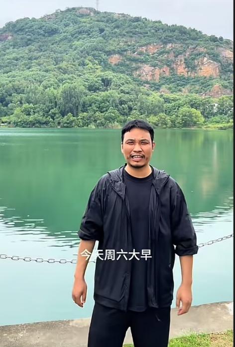 大曾子周末继续卖桃子补仓，老婆也帮忙带货
曾娃快亏100个了，没办法周末只能带着
