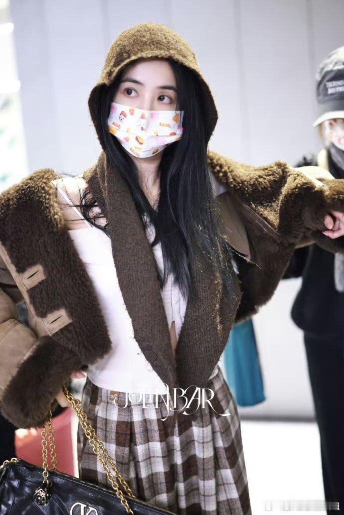 蔡依林巴黎接机高清美图15小时飞行抵达巴黎，蔡依林接机高清图氛围感拉满！落地依旧