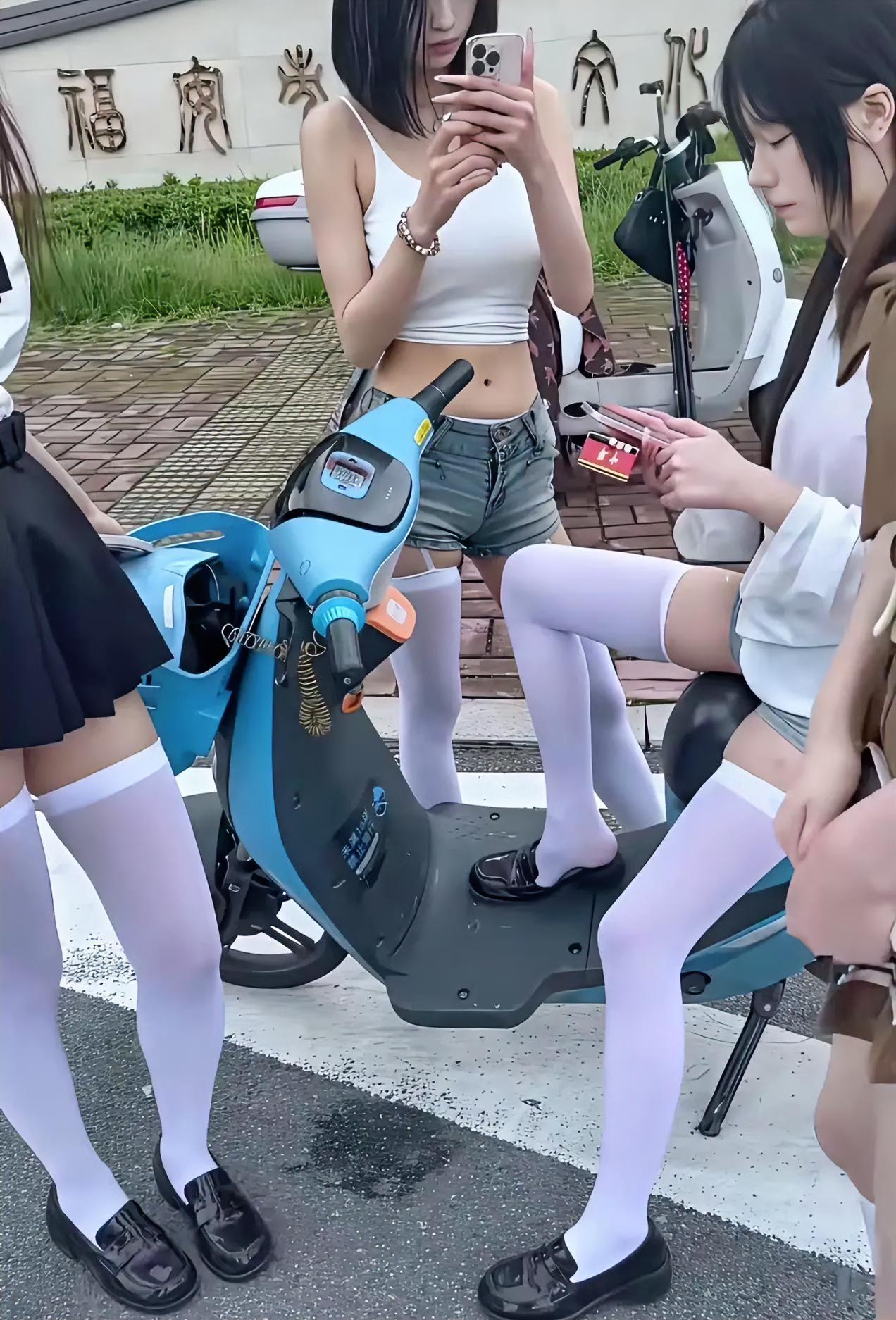 这种穿搭算不算是精神小妹啊？大家说说什么样的才为精神小妹？ ​​​