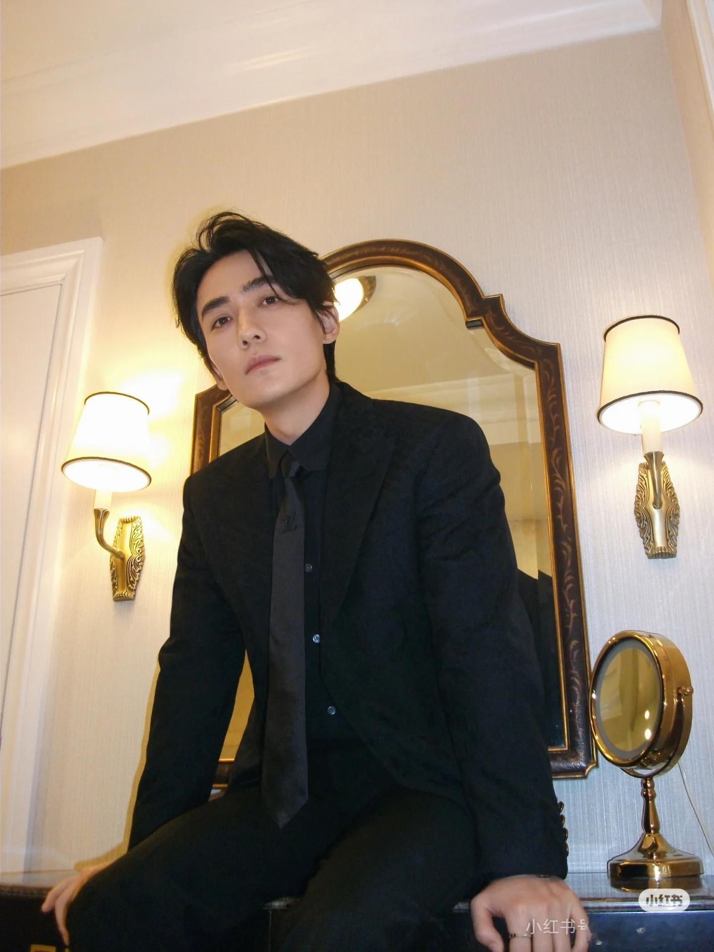 朱一龙奖杯  [打call] 朱一龙蝉联金莲花最佳男主角  [打call]朱小室