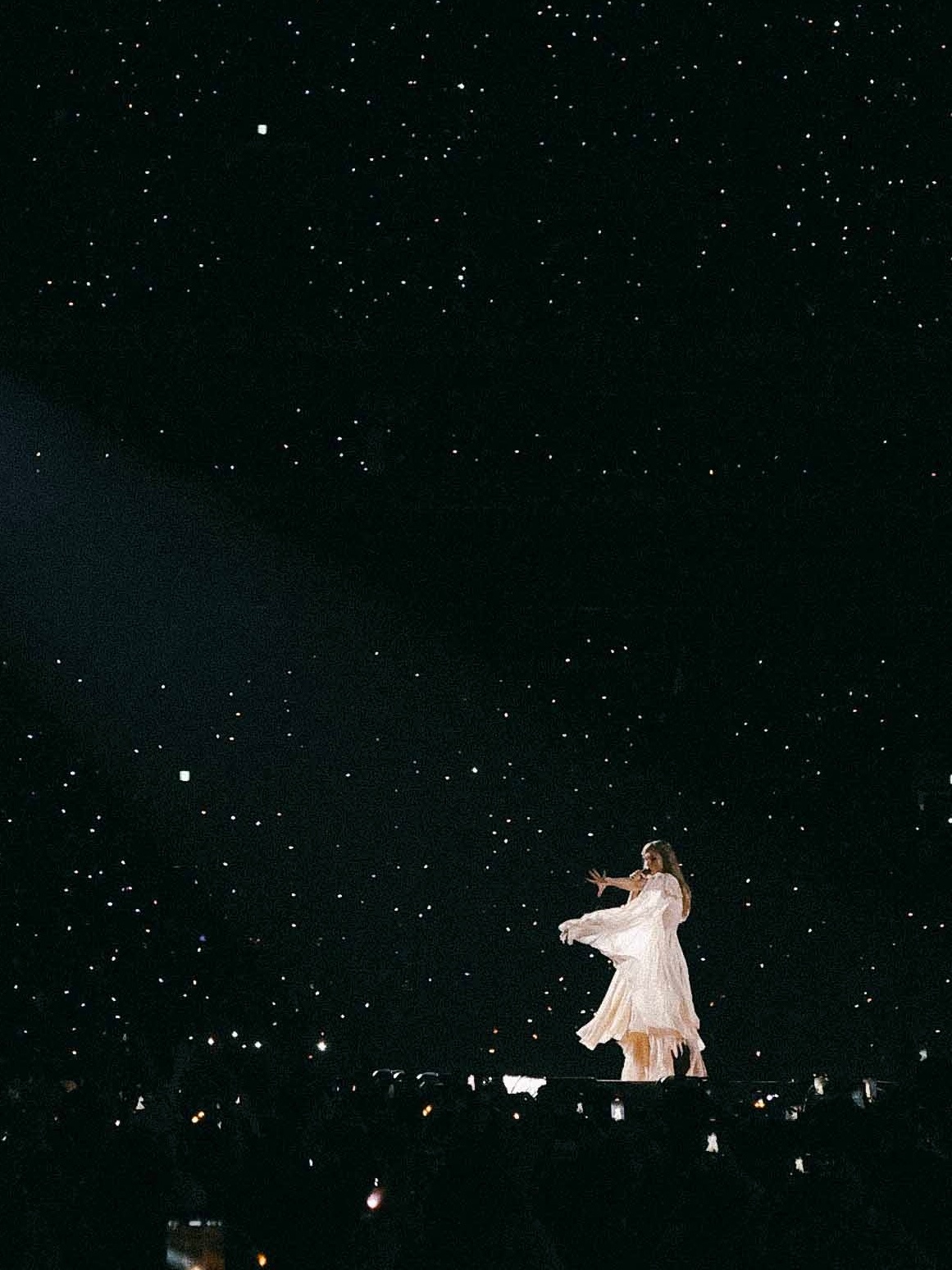 从去年开始就等了很久的the Eras Tour巡演，终于见到霉霉了，真的好像做