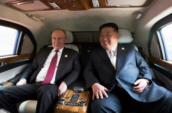 看的出来，他俩聊得挺开心的。