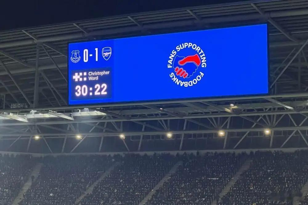 埃弗顿 埃弗顿0-1阿森纳那场比赛，客队阿森纳球迷在狄金森球场高唱“喂利物浦人吃