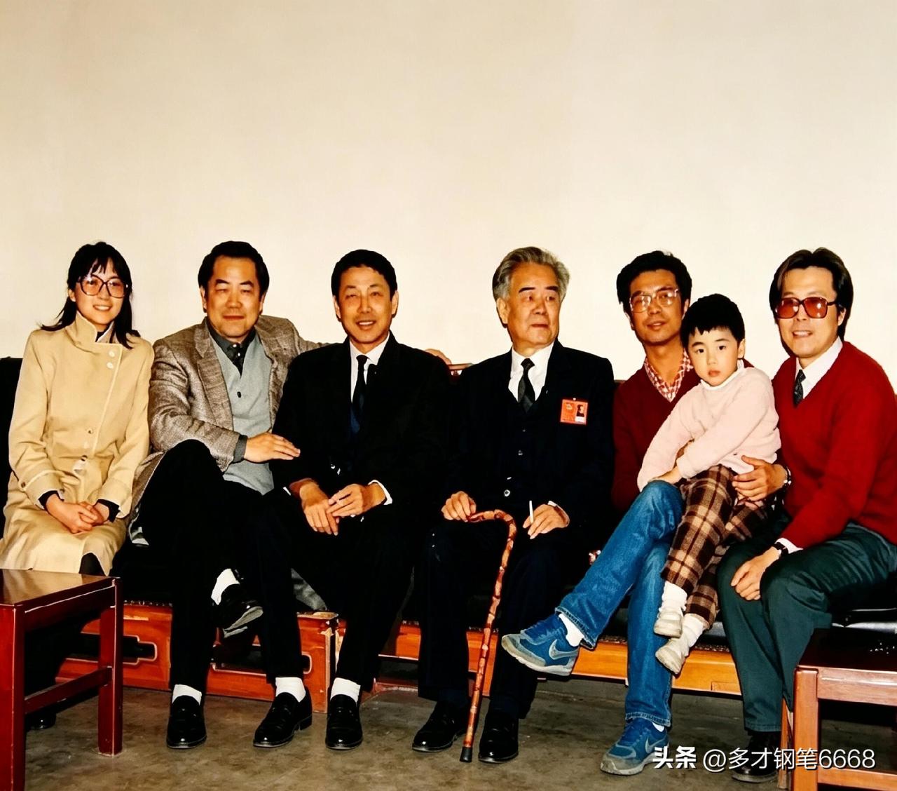 这是早些年代明星们的一张合影，能认出三位的是老影迷，如果能认出5位的那绝对是影迷