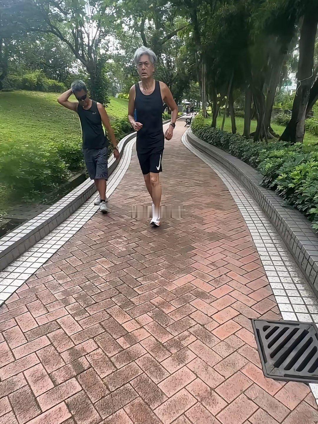 偶遇天王巨星周润发，这年纪还在锻炼身体。 
