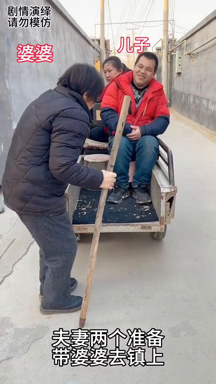 婆婆上三轮车腿脚不好，下一秒儿媳妇的做法太暖心了。
夫妻两个准备带婆婆去镇上，谁