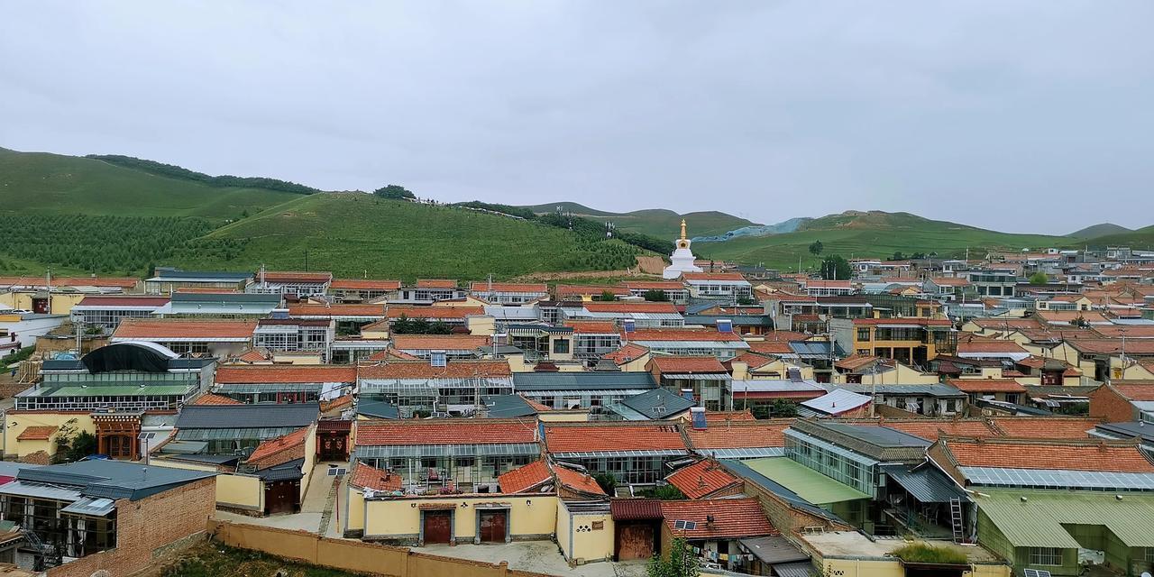 这里是甘肃省甘南藏族自治州合作市一角，紧邻米拉日巴佛阁。咋一看，既不像城市，也不