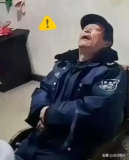 毫无人性！60岁保安大爷，只因打盹16分钟就被开除！
 
广东清远，成大爷做保安