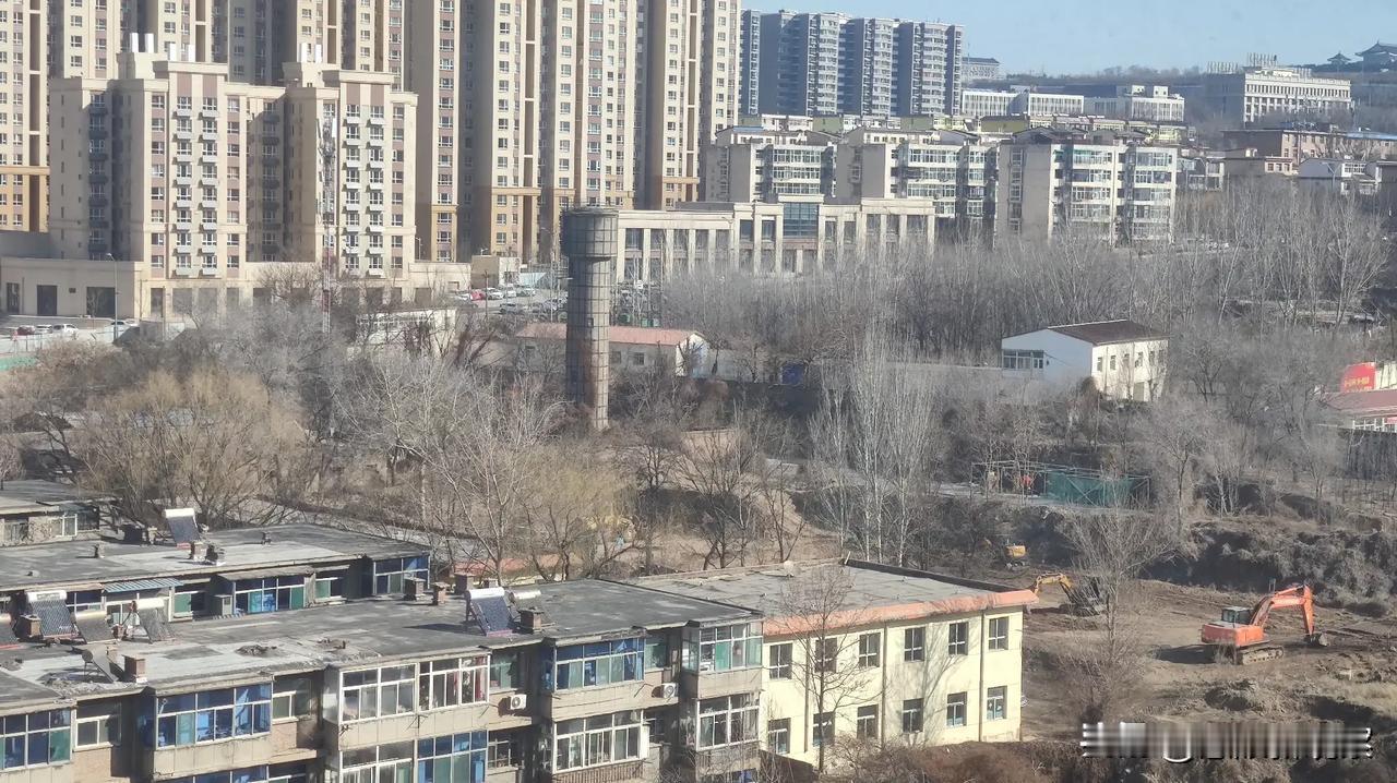 三十多年前的职工新村，这里正都是平房。现在高楼林立，但有许多区域特别是老旧小区有