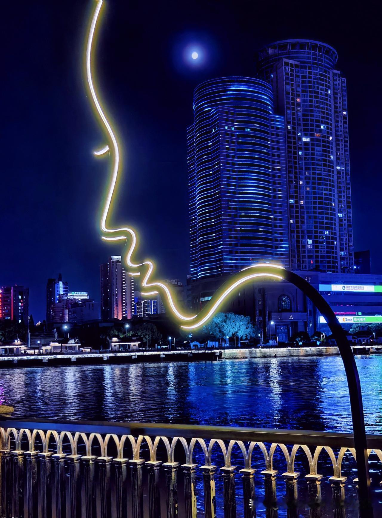 晒图笔记大赛夜色漫过甬江，光轨、霓虹、水波，凑成了独属于宁波的浪漫。